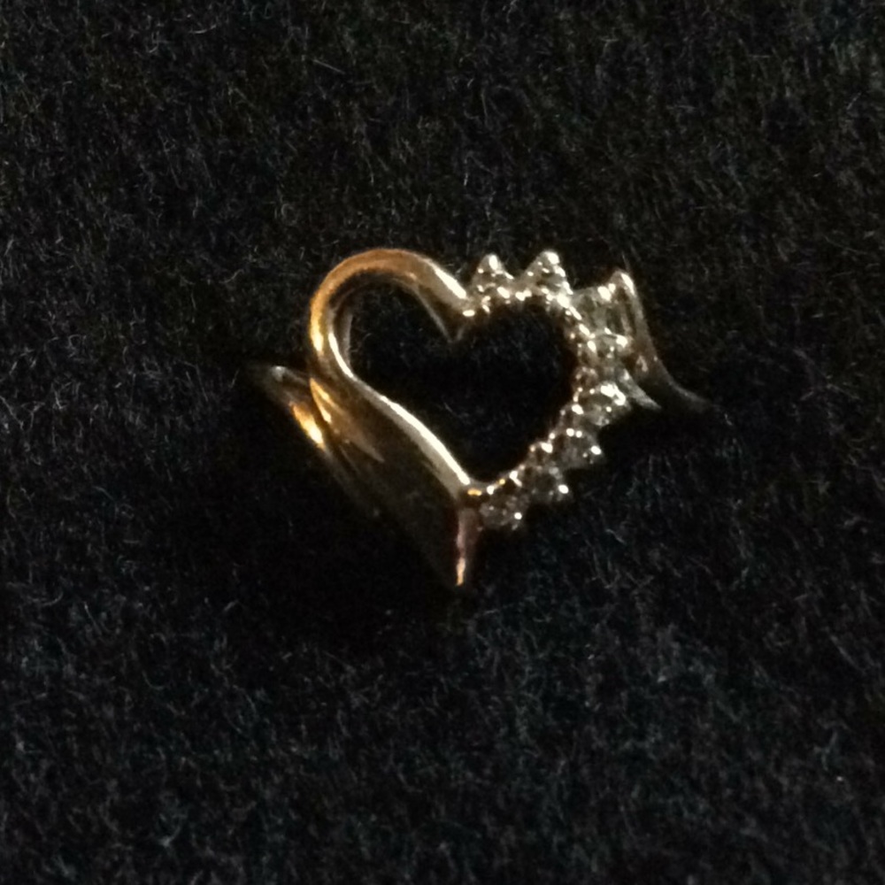 10K gold vintage Heart shape ring w/diamond chips